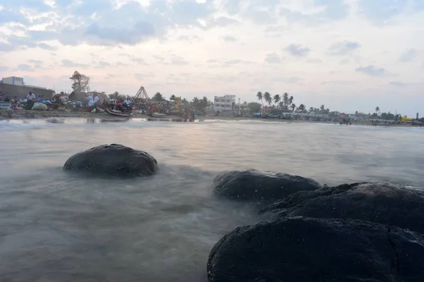 Chennai, Tamilnadu, India: Febrauary 2, 2019-zonsondergang op het strand van Kovalam — Stockfoto