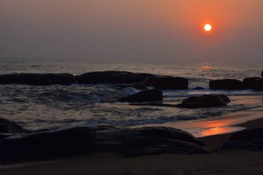 Chennai, Tamilnadu, Hindistan: 15 Şubat 2019 - Chennai'deki Kovalam Plajı'nda gün doğumu
