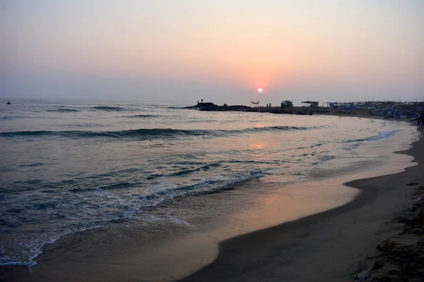 Ченнаи, Тамилнаду, Индия: 15 февраля 2019 года - Восход Солнца на пляже Ковалам в Ченнаи — стоковое фото
