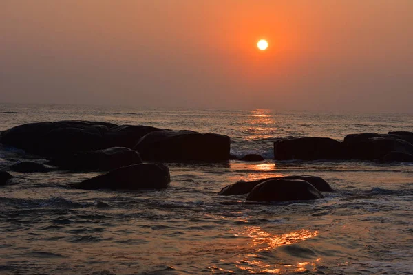 Chennai, Tamilnadu, Índia: 15 de fevereiro de 2019 - Nascer do sol na praia de Kovalam, em Chennai — Fotografia de Stock