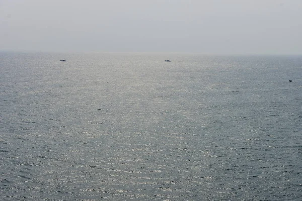コラム、ケララ、インド:2019年3月2日 - タンガッセリ灯台と漁港 — ストック写真