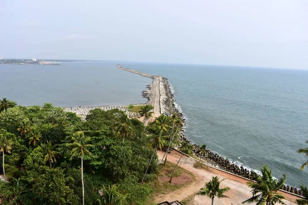 Коллам, Керала, Індія: 2 березня 2019-Тангадсері маяк і риболовля гавані — стокове фото