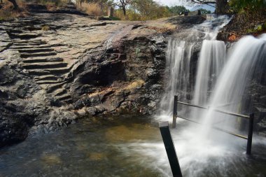 Kumbakkarai Su Şelalesi Kodaikanal Tepeleri eteklerinde