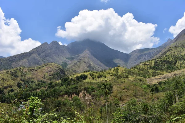 De Kurangani heuvels in de buurt van Bodinayakkanur in de wijk Theni — Stockfoto