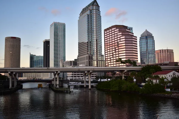 Tampa, Flordia, EUA - 7 de janeiro de 2017: Downtown city skyline ove — Fotografia de Stock