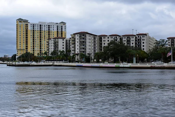 Tampa, Flordia, Estados Unidos - 7 de enero de 2017: El paseo fluvial en el centro de la ciudad — Foto de Stock