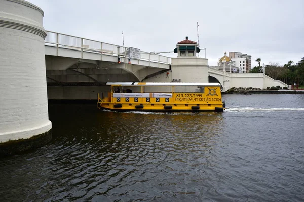 Tampa, Flordia, Estados Unidos - 7 de enero de 2017: Taxi acuático que cruza la H — Foto de Stock