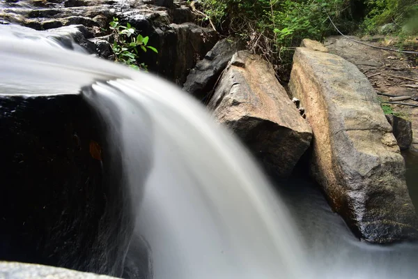 Cascades d'Adukamm et rivière Pambar — Photo