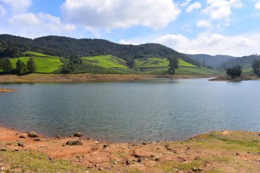 Meghamalai Nehri ve Yüksek Dalgalı Dağlar