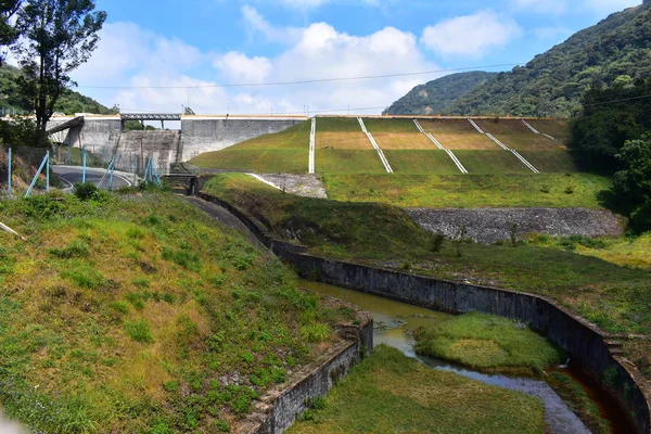 Přehrada vysoké vlny v Meghamalai Hills — Stock fotografie