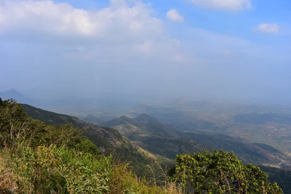 Uitzicht op de Cumbam vallei vanuit Meghamalai Hills in Tamil Nadu — Stockfoto