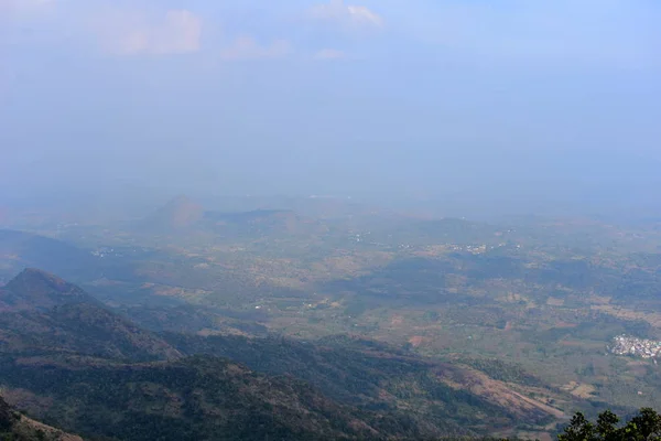 Uitzicht op de Cumbam vallei vanuit Meghamalai Hills in Tamil Nadu — Stockfoto