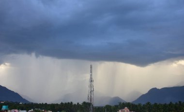 Koyu kümülüs bulutlarından yağan yağmur.