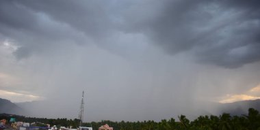 Koyu kümülüs bulutlarından yağan yağmur.