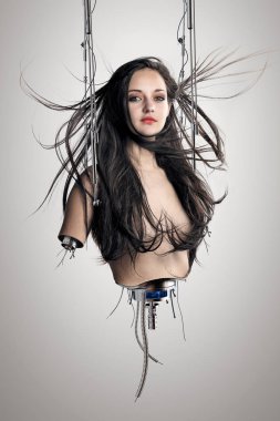Cyborg kadın kablolar ve elektrik telleri gövde ve kollar gösterilen ile metal kelepçeler tarafından askıya alındı. Kavramsal fütüristik biyonik ve yapay zeka