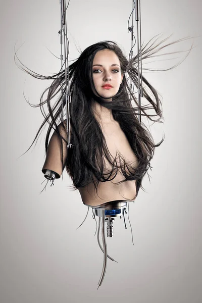 Mujer Cyborg Suspendida Por Abrazaderas Metálicas Con Cables Cables Eléctricos Imagen De Stock