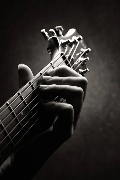 一个吉他手特写与只有颈部和吉他头的图像 免版税图库图片
