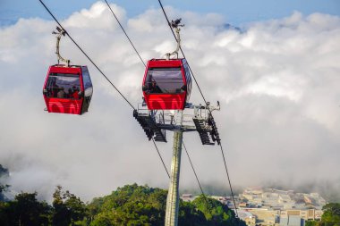 iki kırmızı teleferik ile zengin bulut arka plan                               
