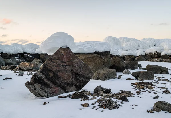 Piedras en hielo marino —  Fotos de Stock