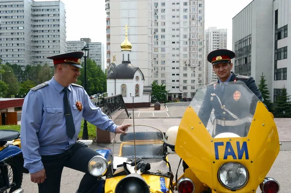 Gli amanti della storia nella vecchia uniforme della polizia sovietica alla moto "Ural " — Foto Stock