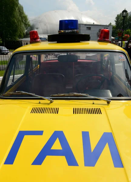 Старый советский автомобиль ВАЗ 21011 в версии полицейской машины дорожно-патрульной службы . — стоковое фото