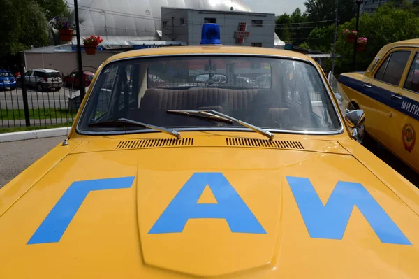 O velho carro de polícia soviético GAZ-24 "Volga " — Fotografia de Stock