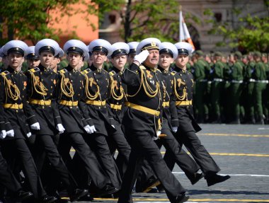 MOSCOW, RUSSIA - 9 Mayıs 2018: Öğrenciler Nakhimov Donanma Okulu Zafer Günü onuruna Kızıl Meydan 'daki geçit töreninde.