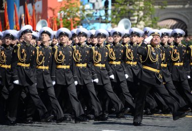 MOSCOW, RUSSIA - 9 Mayıs 2018: Öğrenciler Nakhimov Donanma Okulu Zafer Günü onuruna Kızıl Meydan 'daki geçit töreninde.