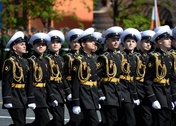MOSCOW, RUSSIA - 9 Mayıs 2018: Öğrenciler Nakhimov Donanma Okulu Zafer Günü onuruna Kızıl Meydan 'daki geçit töreninde.