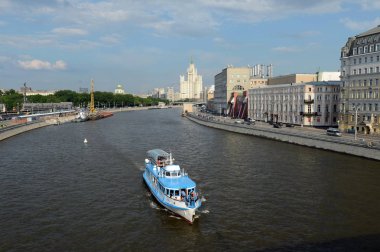  Moskova Nehri ve Raushskaya setin Moskova'da Moskvoretsky Köprüsü'nden görünümü.