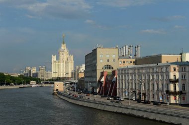 Moskova, Rusya - 27 Mayıs 2016: Görünümü Moskova Nehri ve Raushskaya setin Moskova'da Moskvoretsky Köprüsü'nden.