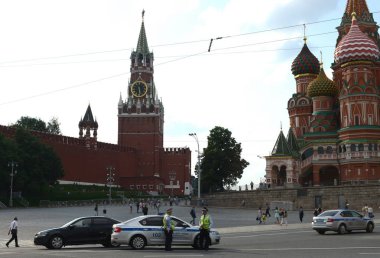 Moskova, Rusya - 27 Mayıs 2016: Yol devriye polis Moskova kökenli Vasilevski üzerinde çalışanlarının.