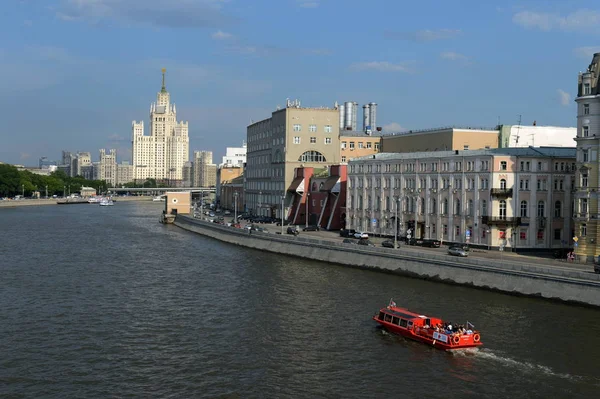 Blick auf den Moskauer Fluss und raushskaya Böschung von moskvoretsky Brücke in Moskau. — Stockfoto