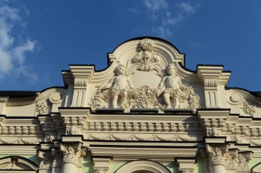 Moskova, Rusya - 27 Mayıs 2016: Dekorasyon Arbat üzerinde çok fonksiyonlu bir kompleks binanın bir parçası.
