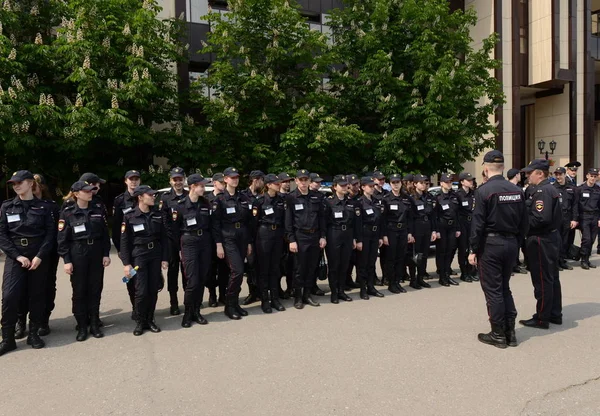 De cadetten van de politie gebouw voor de les. — Stockfoto