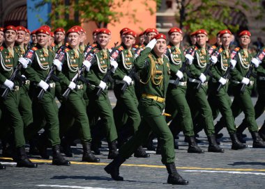  Askeri polis Moskova Kızıl meydanında onuruna Zafer Bayramı geçit töreninde askerlerin.