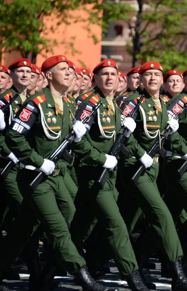 Soldiers of the military police at the parade on red square in Moscow in honor of the Victory Day. — Stock Photo, Image