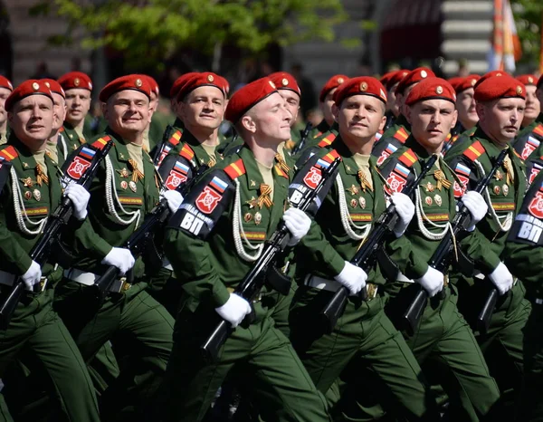 Солдаты военной полиции на параде на Красной площади в Москве в честь Дня Победы . — стоковое фото