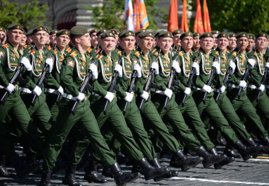 Moskova, Rusya - 9 Mayıs 2018: Öğrenciler Savunma Bakanlığı Rusya Federasyonu kırmızı kare onuruna Zafer Bayramı geçit töreni sırasında ordu Üniversitesi.