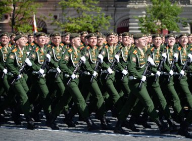 Moskova, Rusya - 9 Mayıs 2018: Öğrenciler Savunma Bakanlığı Rusya Federasyonu kırmızı kare onuruna Zafer Bayramı geçit töreni sırasında ordu Üniversitesi.