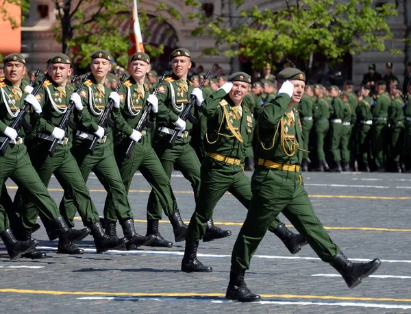 俄罗斯莫斯科 2018年5月9日 俄罗斯联邦国防部军事大学军校学员在庆祝胜利日的红广场游行期间 — 图库照片
