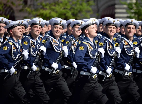  Kızıl Meydan geçit onuruna Zafer Bayramı sırasında Fedor Ushakov sonra öğrenciler Baltık deniz Enstitüsü adlı.