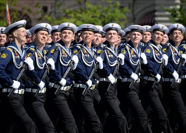 Kadetten des nach Fedor Uschakow benannten baltischen Marineinstituts während der Parade auf dem Roten Platz zu Ehren des Sieges. — Stockfoto