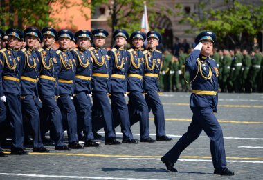  Kızıl Meydan üzerinde zafer günü yürüyüşü Hava Harp Okulu subay ismini.