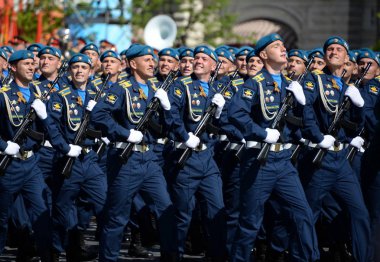  Kızıl Meydan geçit onuruna Zafer Bayramı sırasında Hava Harp Okulu öğrencileri.
