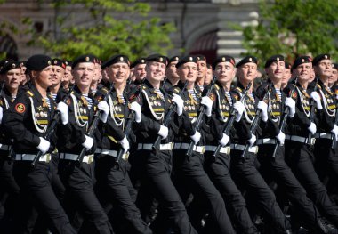  Denizciler 336-th ayrı Muhafızlar Bialystok tugay kırmızı kare üzerinde geçit onuruna Zafer Bayramı sırasında Baltık filonun.