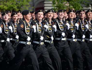  Denizciler 336-th ayrı Muhafızlar Bialystok tugay kırmızı kare üzerinde geçit onuruna Zafer Bayramı sırasında Baltık filonun.