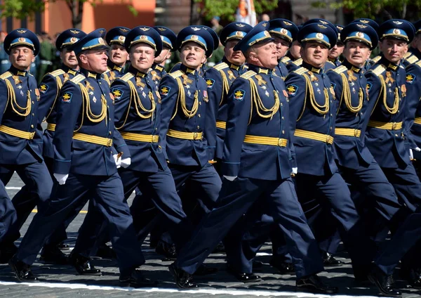 Oficiais da Academia da Força Aérea nomeados após o desfile do Dia da Vitória na Praça Vermelha . — Fotografia de Stock