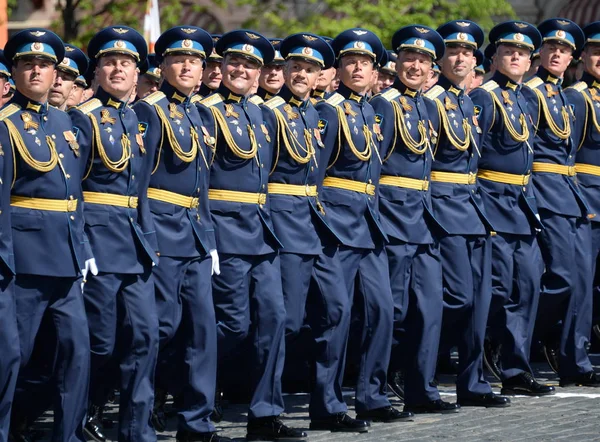 Oficiais da Academia da Força Aérea nomeados após o desfile do Dia da Vitória na Praça Vermelha . — Fotografia de Stock