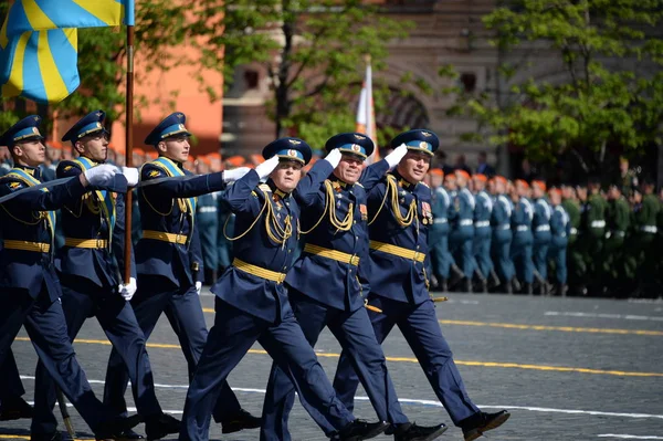 Officiers de l'Académie de la Force aérienne nommé d'après le défilé du Jour de la Victoire sur la Place Rouge . — Photo